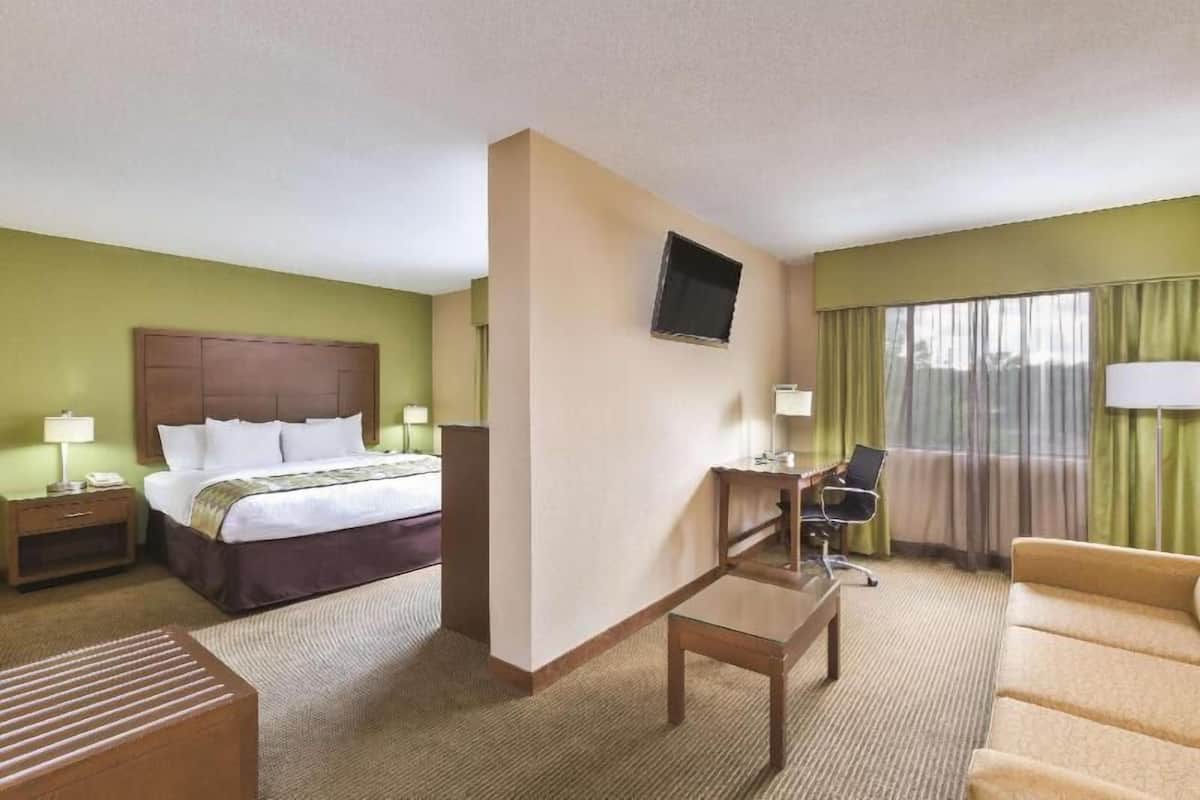1 bedroom, premium bedding, desk, laptop workspace