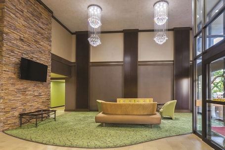Lobby. La Quinta Inn by Wyndham Austin North