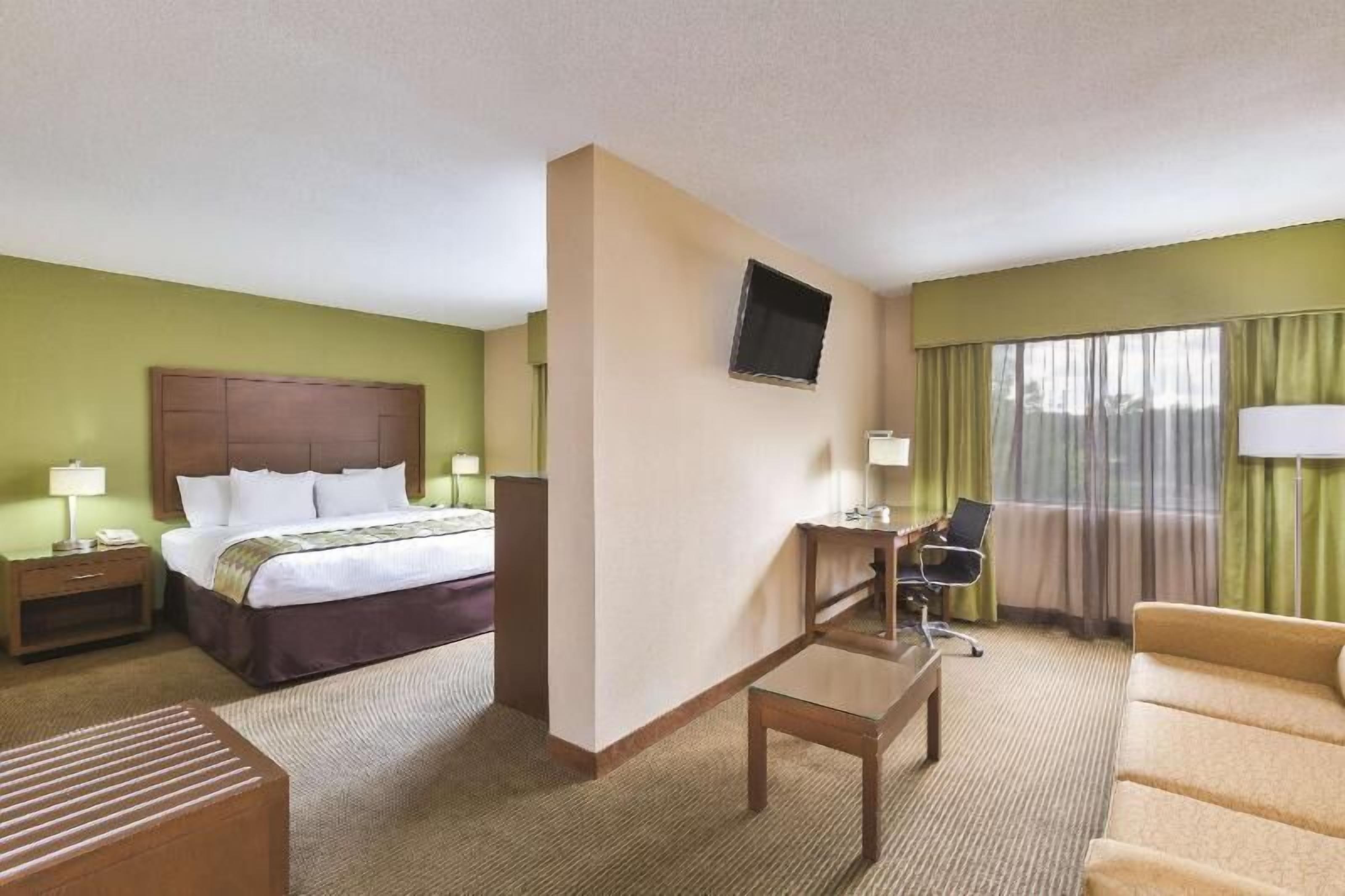 1 bedroom, premium bedding, desk, laptop workspace