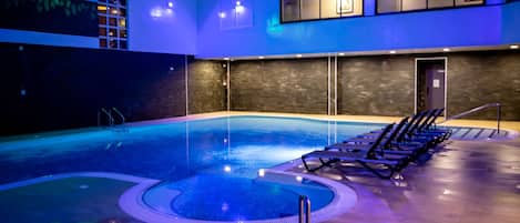 Sisäuima-allas, ulkouima-allas, aurinkotuoleja