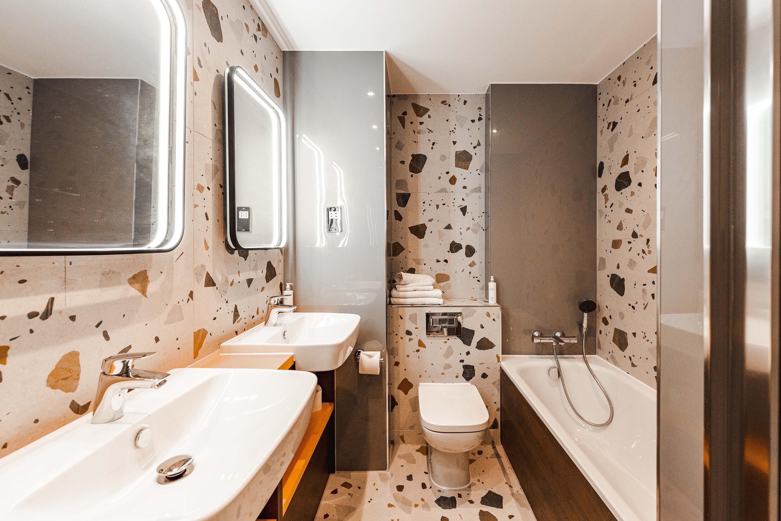 ห้องแฟมิลี่, เตียงใหญ่ 2 เตียง | ห้องน้ำ | ของใช้ในห้องน้ำเป็นมิตรต่อสิ่งแวดล้อม, ไดร์เป่าผม, ผ้าเช็ดตัว