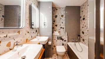 Familienzimmer, 2 Doppelbetten | Badezimmer | Umweltfreundliche Kosmetikartikel, Haartrockner, Handtücher