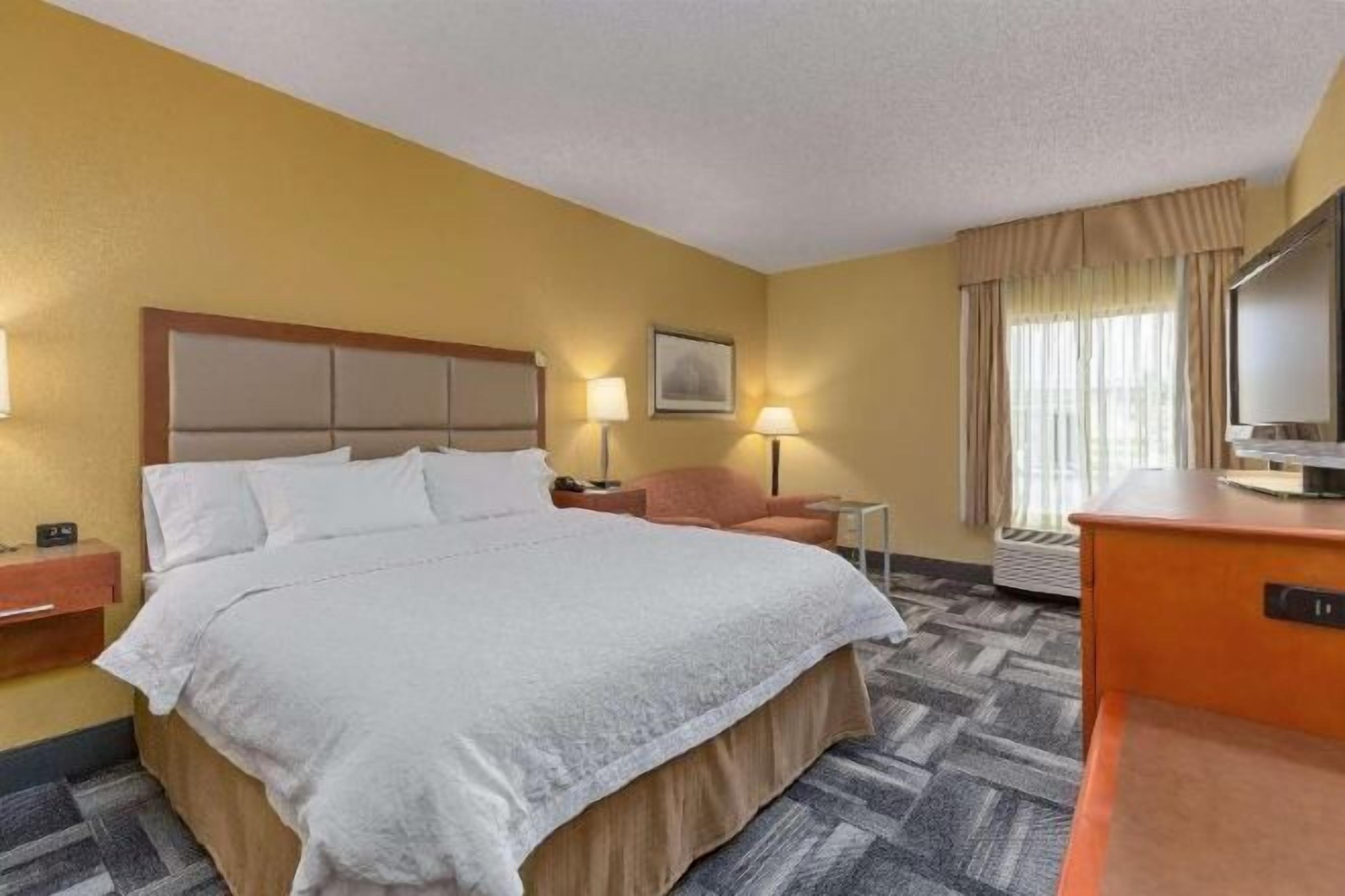 Fer et planche à repasser, lit de bébé (gratuit)