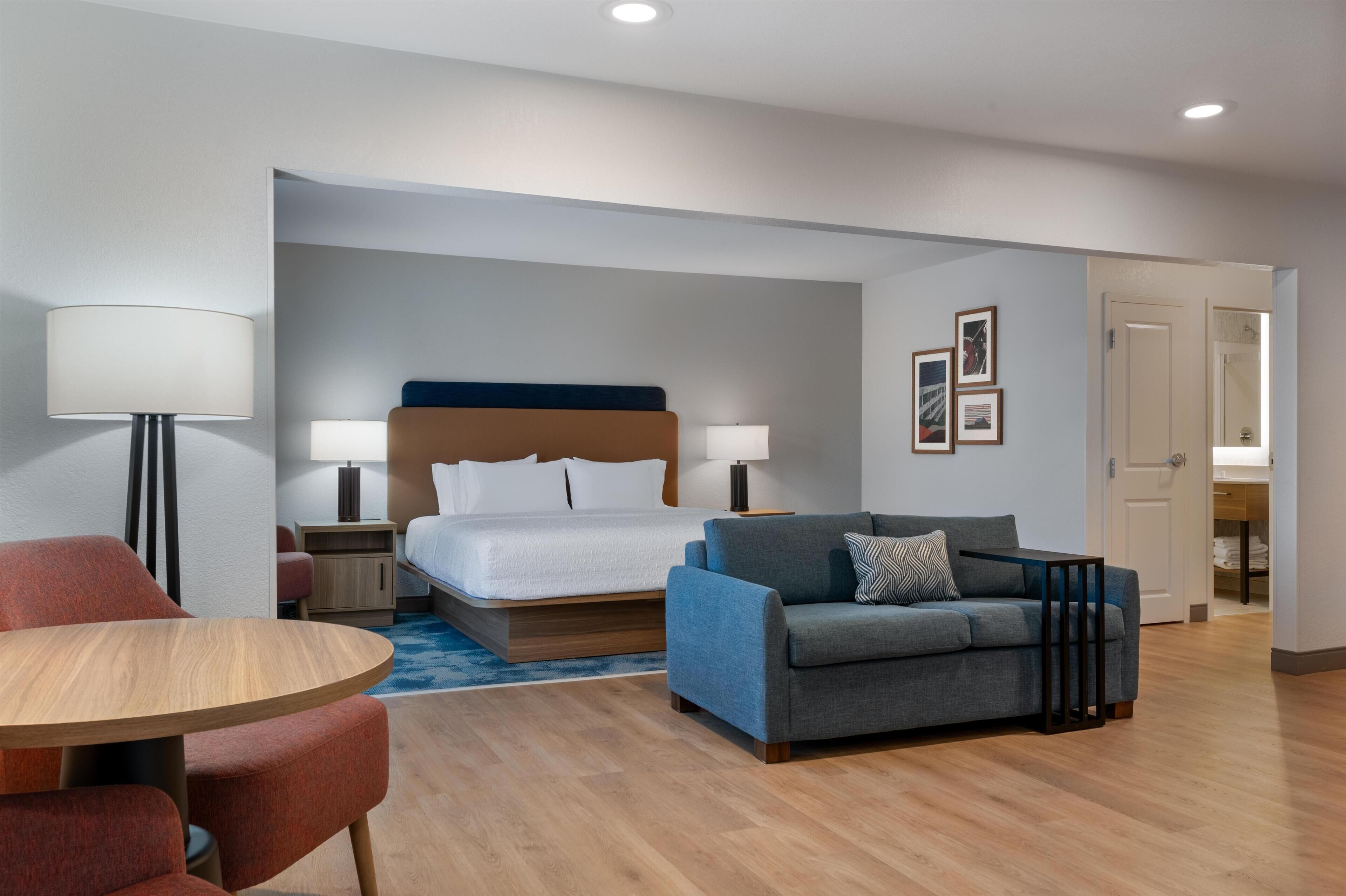 套房, 2 张大床, 无障碍, 无烟房 | 起居区 | 电视