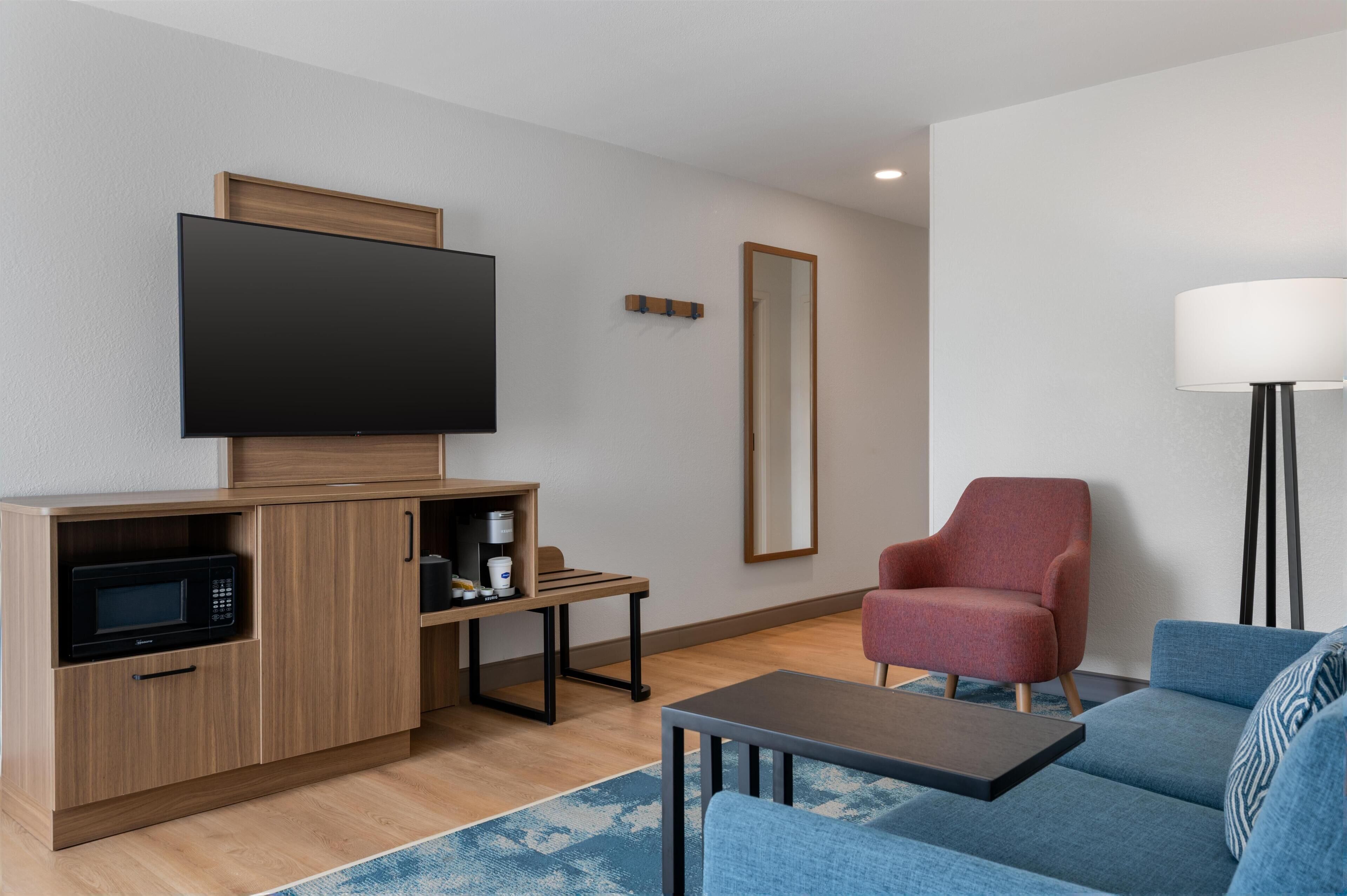 套房, 1 张特大床, 无烟房 | 起居区 | 电视