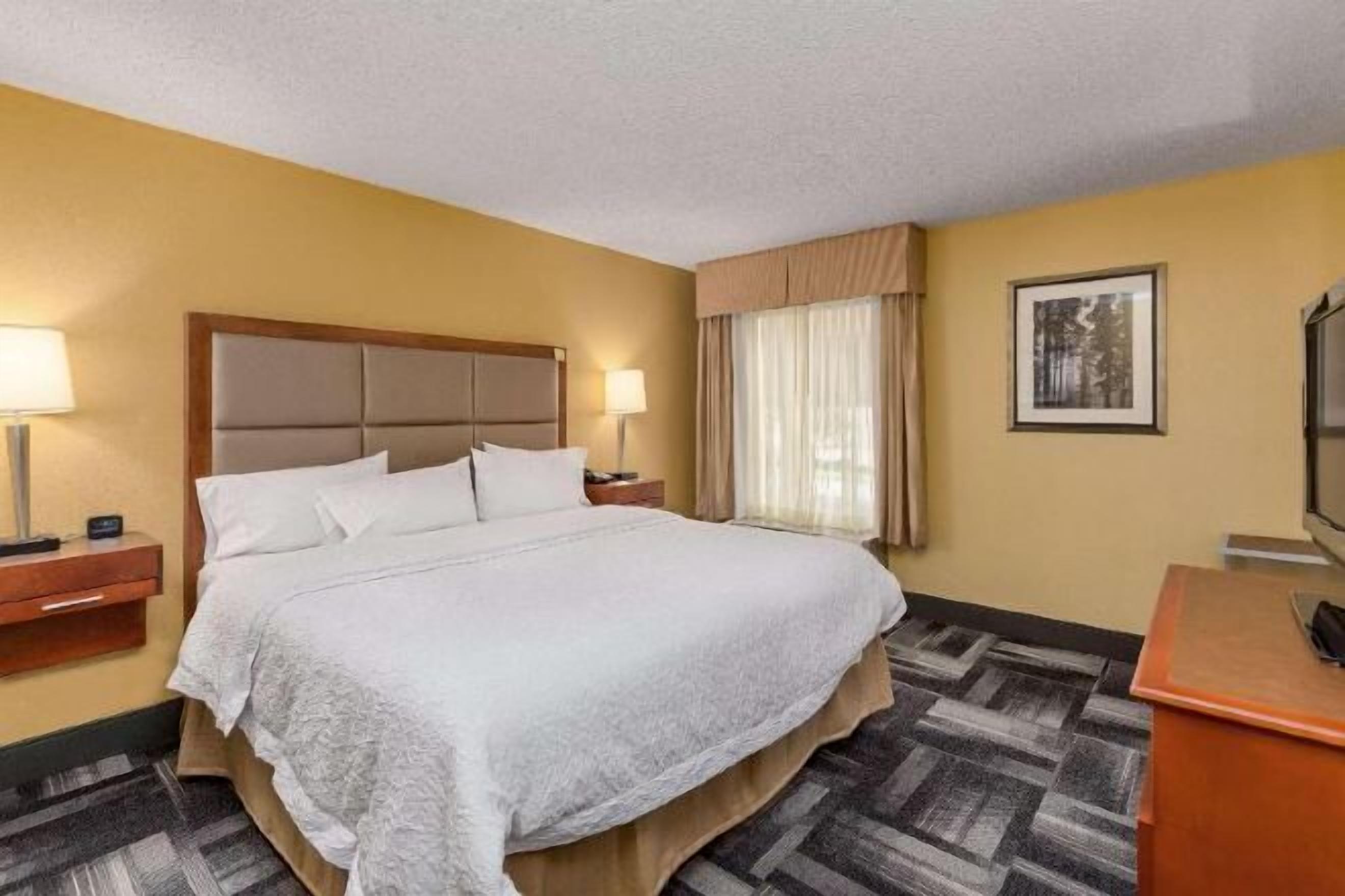 Silitysrauta/-lauta, ilmaiset vauvansängyt, internet, vuodevaatteet