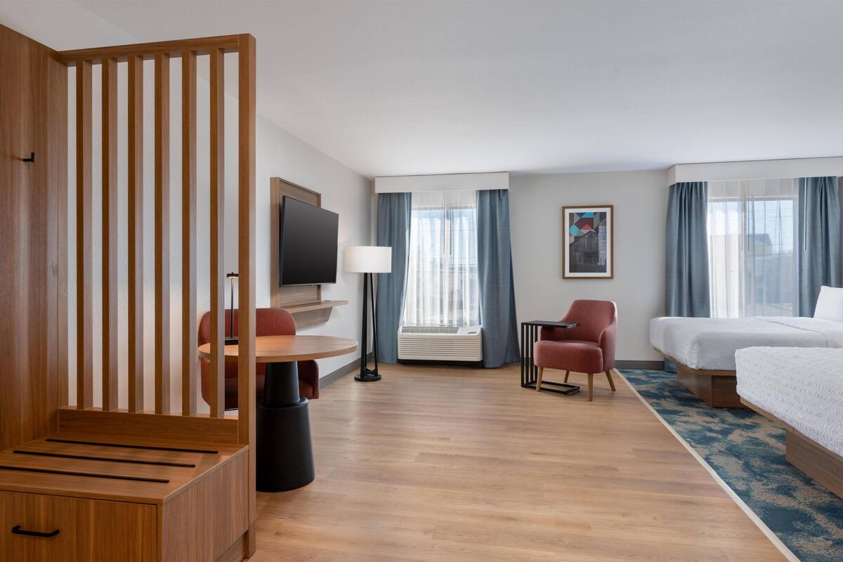 Room, Non Smoking | Iron/ironing board, cribs (free), high-speed internet, alarm clocks