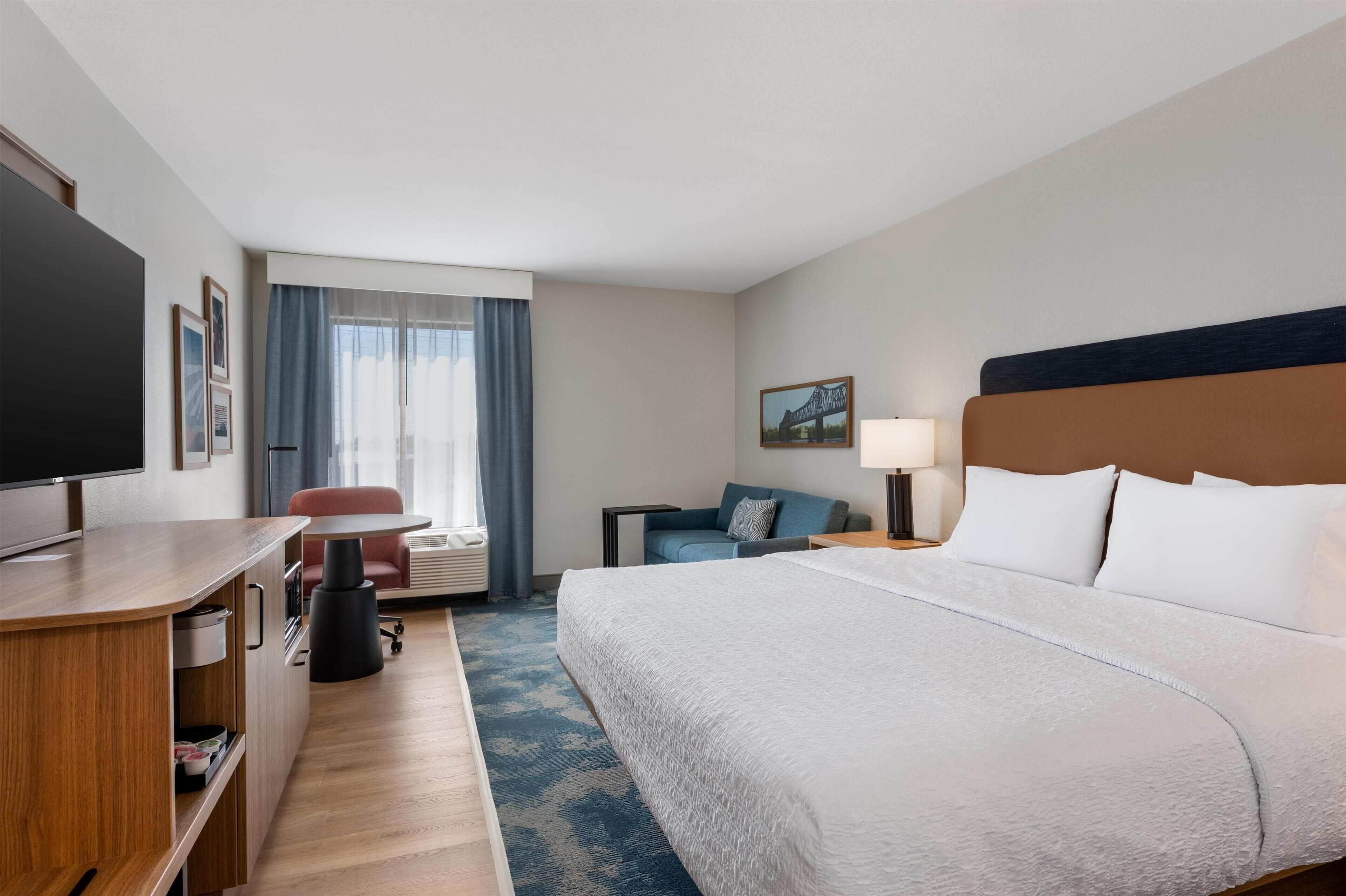 Deluxe Room, Non Smoking | Living area | TV