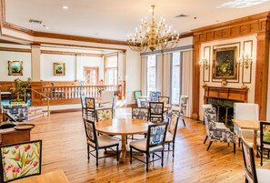 Breakfast, lunch, dinner served; American cuisine, alfresco dining 