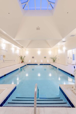 실내 수영장, 시즌별로 운영되는 야외 수영장, 07:00 ~ 23:00 오픈, 일광욕 의자