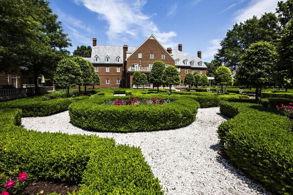 Courtyard - The Founders Inn and Spa, Tapestry Collection by Hilton (Virginia Beach)
