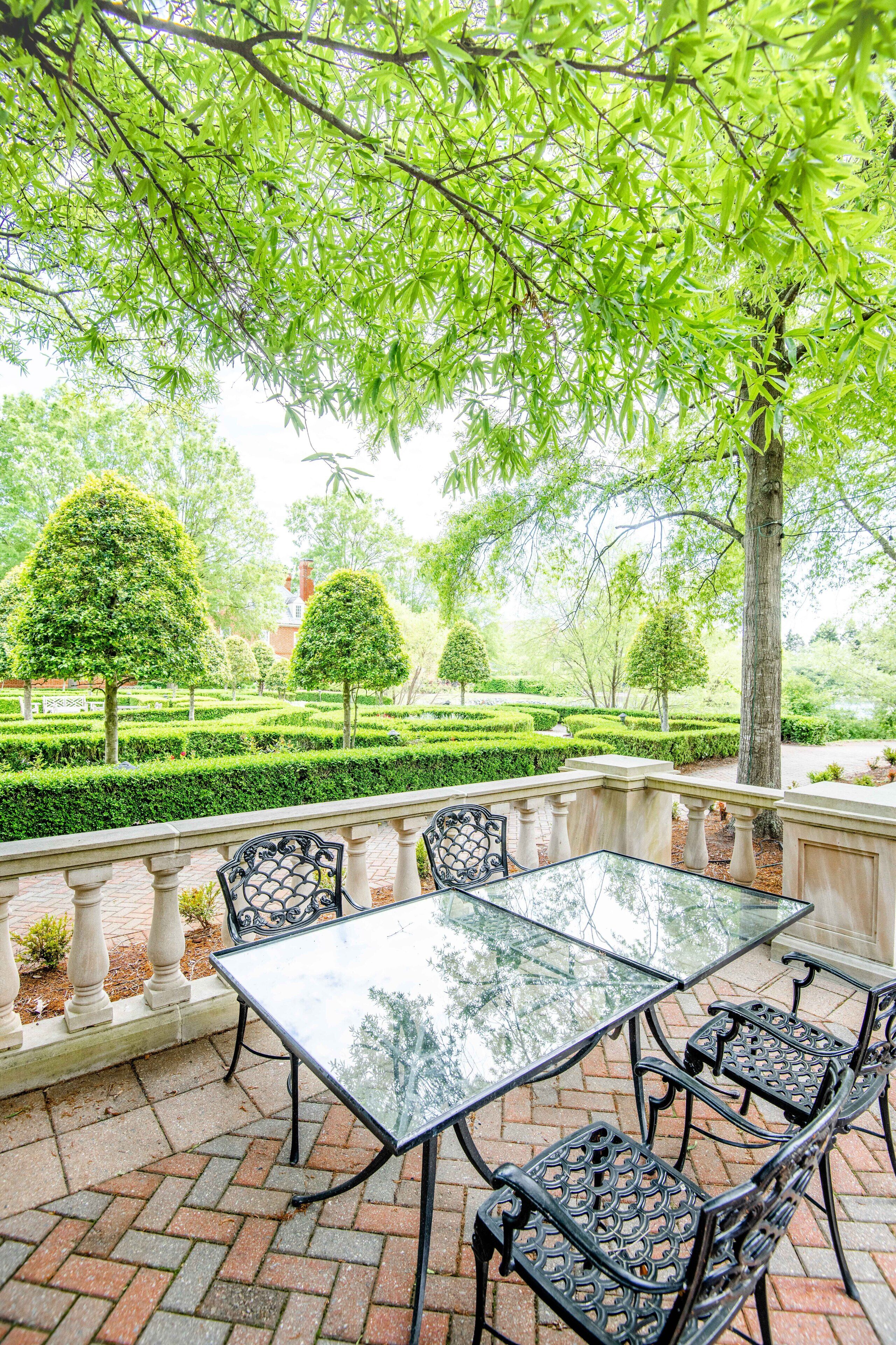 Breakfast, lunch, dinner served; American cuisine, alfresco dining 