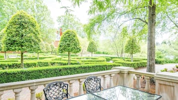 Breakfast, lunch, dinner served; American cuisine, al fresco dining