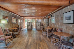 Bar (on property) - Old Creek Lodge (Gatlinburg)