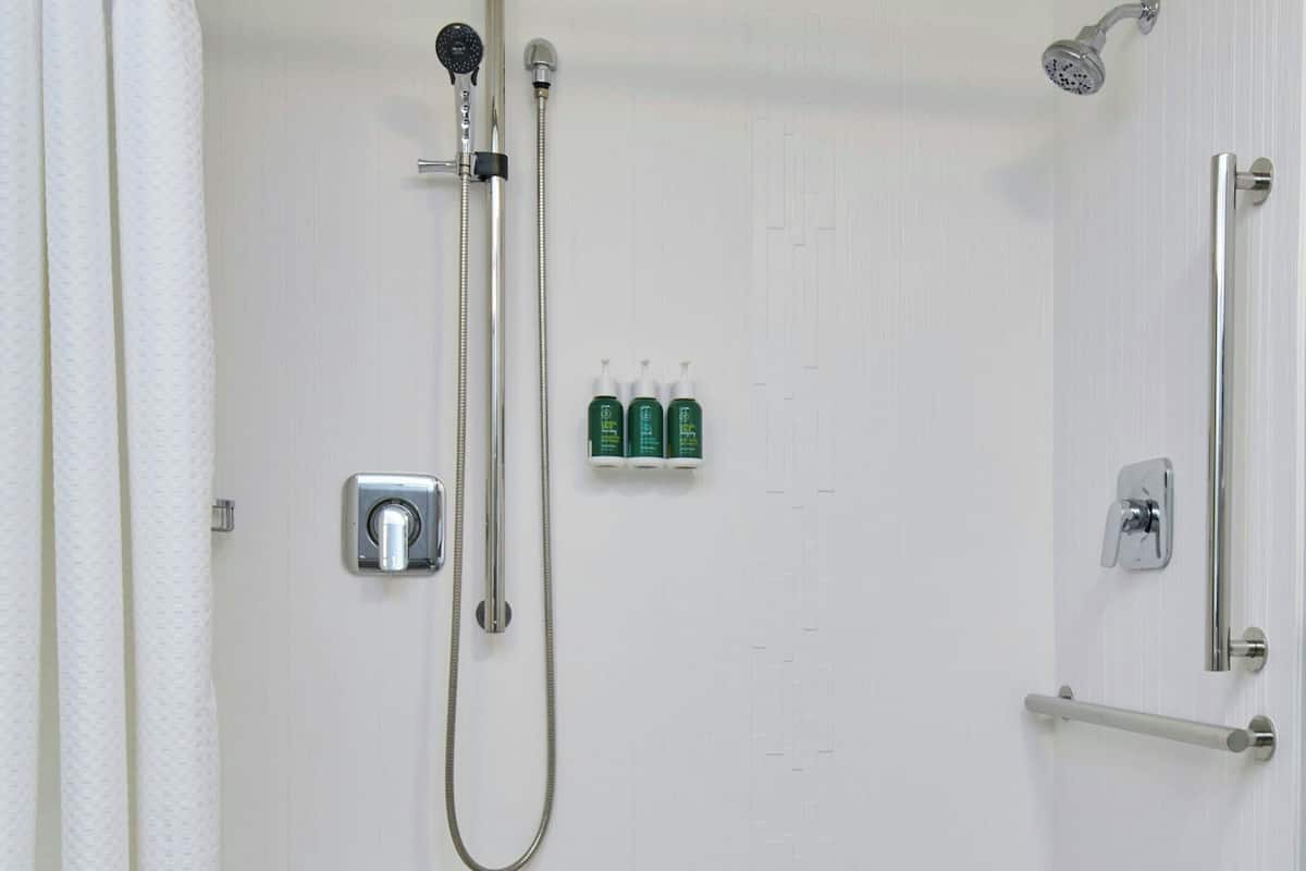 Tina con regadera, amenidades de baño gratuitas, secadora de cabello