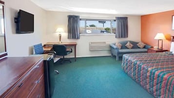 Pengeskab på værelset, skrivebord, lydisolering, strygejern/strygebræt