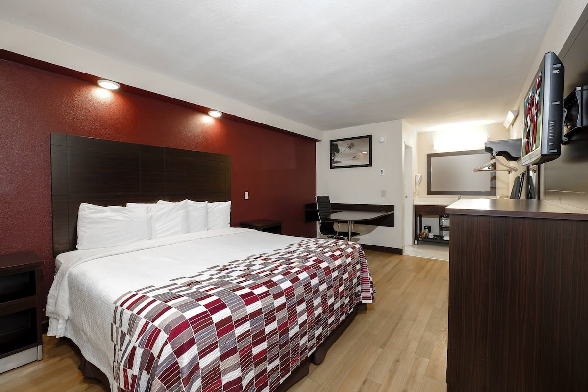 Superior Room, 1 King Bed, Non Smoking | Desk, laptop workspace, blackout drapes, iron/ironing board