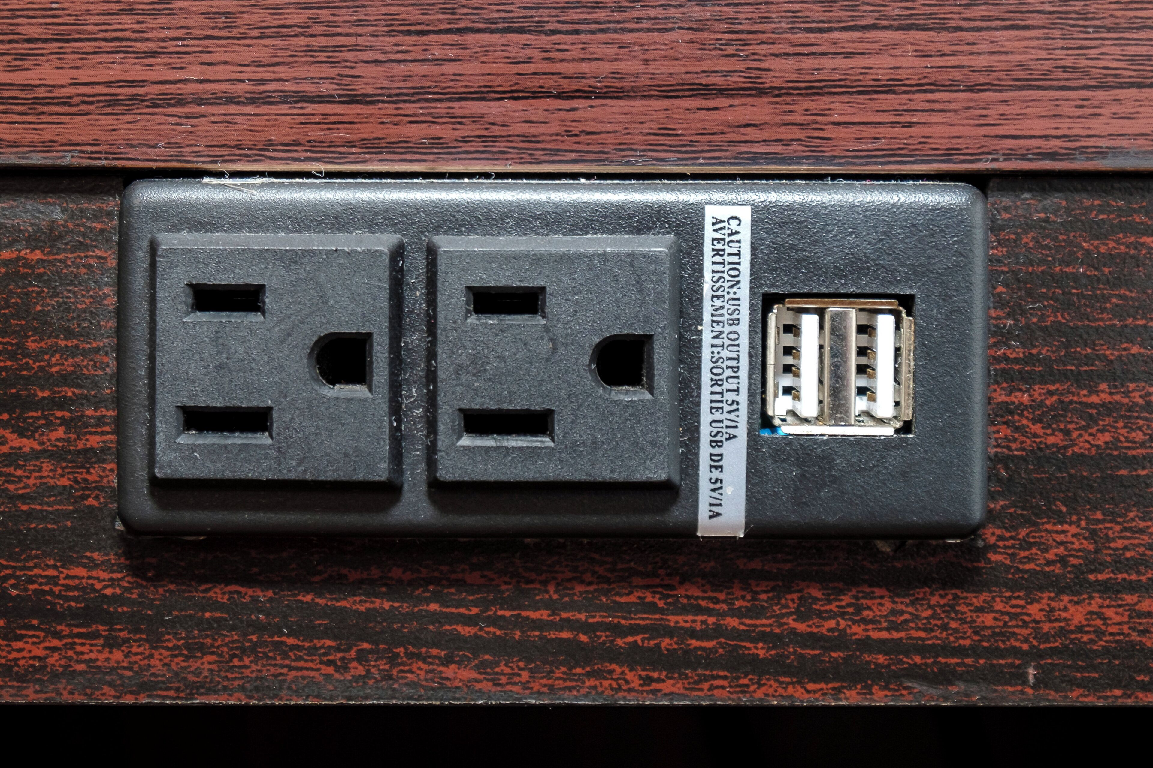 Une prise électrique murale dotée de deux prises standard et d’un port USB.