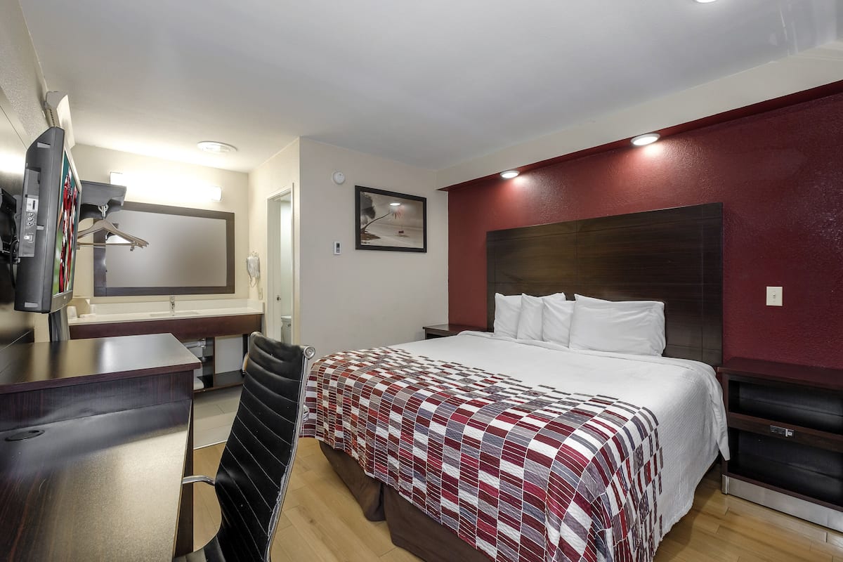 Standard Room, 1 King Bed, Non Smoking | Desk, laptop workspace, blackout drapes, iron/ironing board