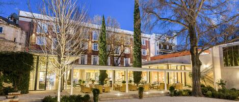 Façade de lâhĂ©bergement â soirĂ©e/nuit