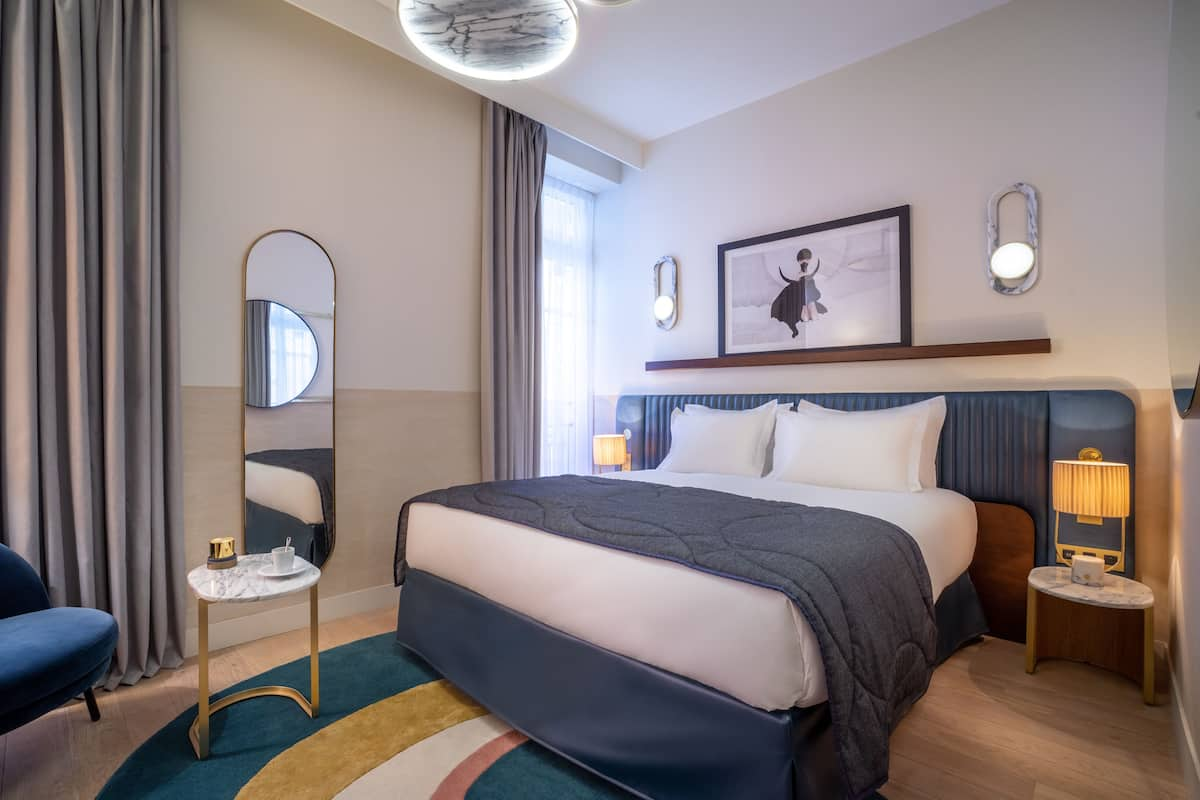 Deluxe kamer | Luxe beddengoed, pillowtop-bedden, een minibar met enkele gratis items