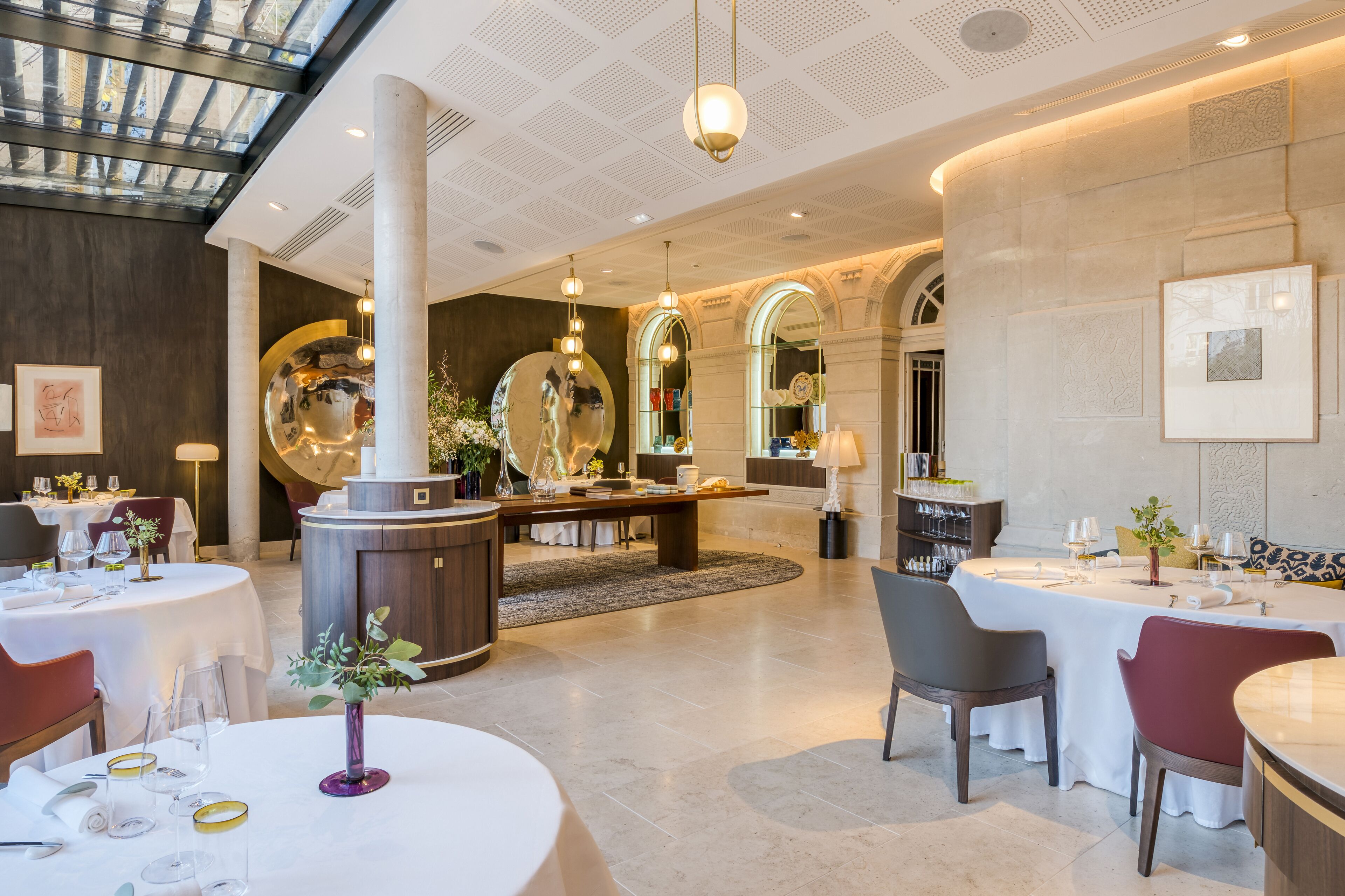 2 restaurantes; se sirve desayuno, almuerzo y cena
