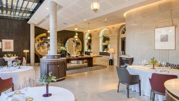 2 restaurantes; se sirve desayuno, almuerzo y cena