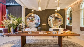 2 restaurantes; se sirve desayuno, almuerzo y cena; cocina francesa