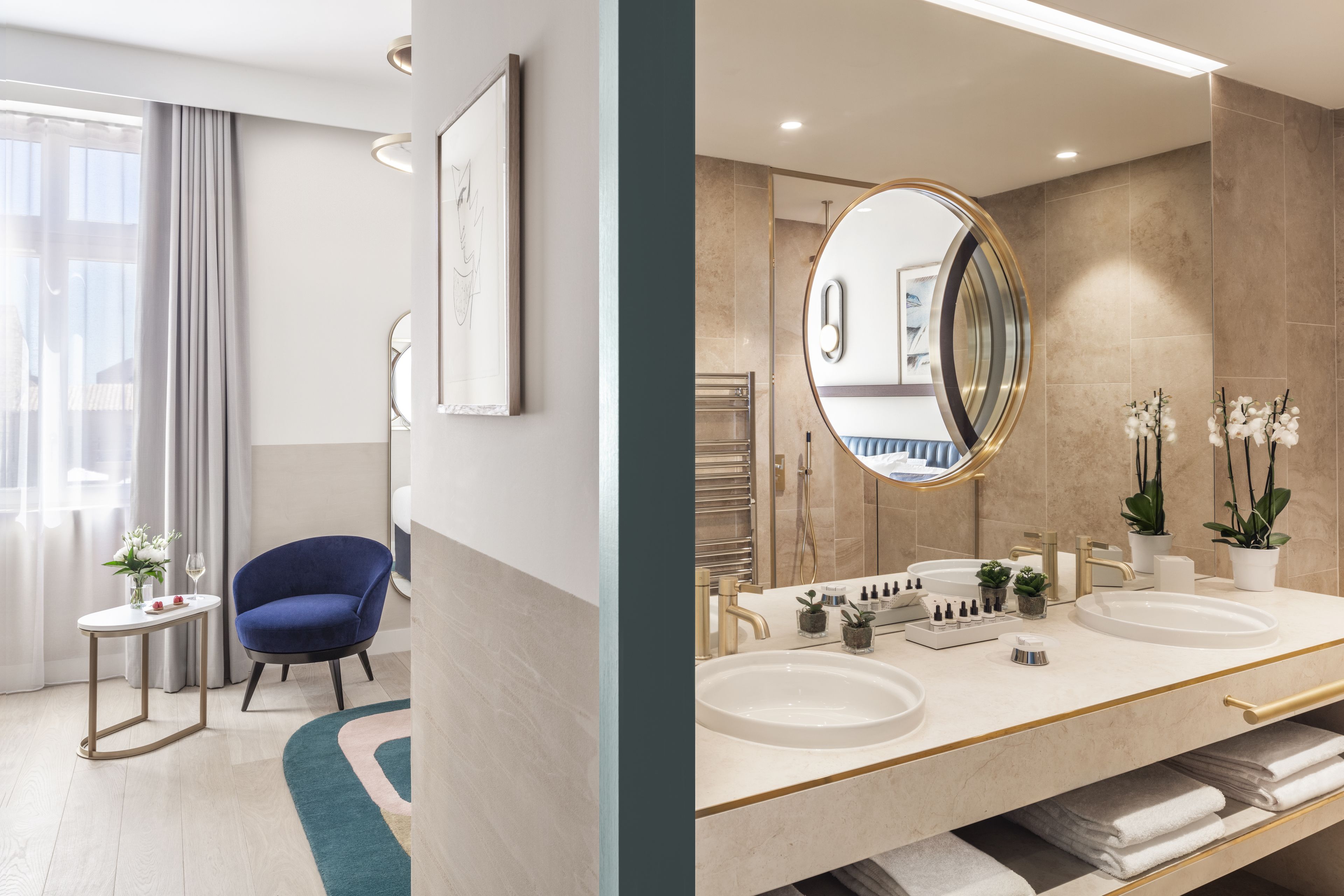 Un baño moderno con dos lavamanos, un espejo grande y una silla azul.