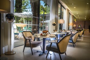 Daily continental breakfast (EUR 36 per person)