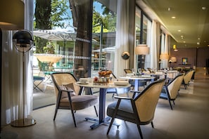 Daily continental breakfast (EUR 36 per person)