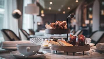 2 restaurants, breakfast, lunch, dinner served; French cuisine