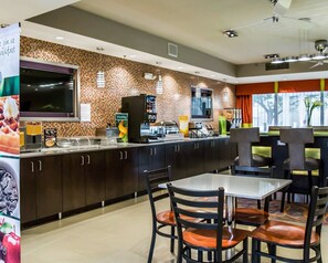 Free daily buffet breakfast  - Quality Suites Fort Myers I-75 (Fort Myers)