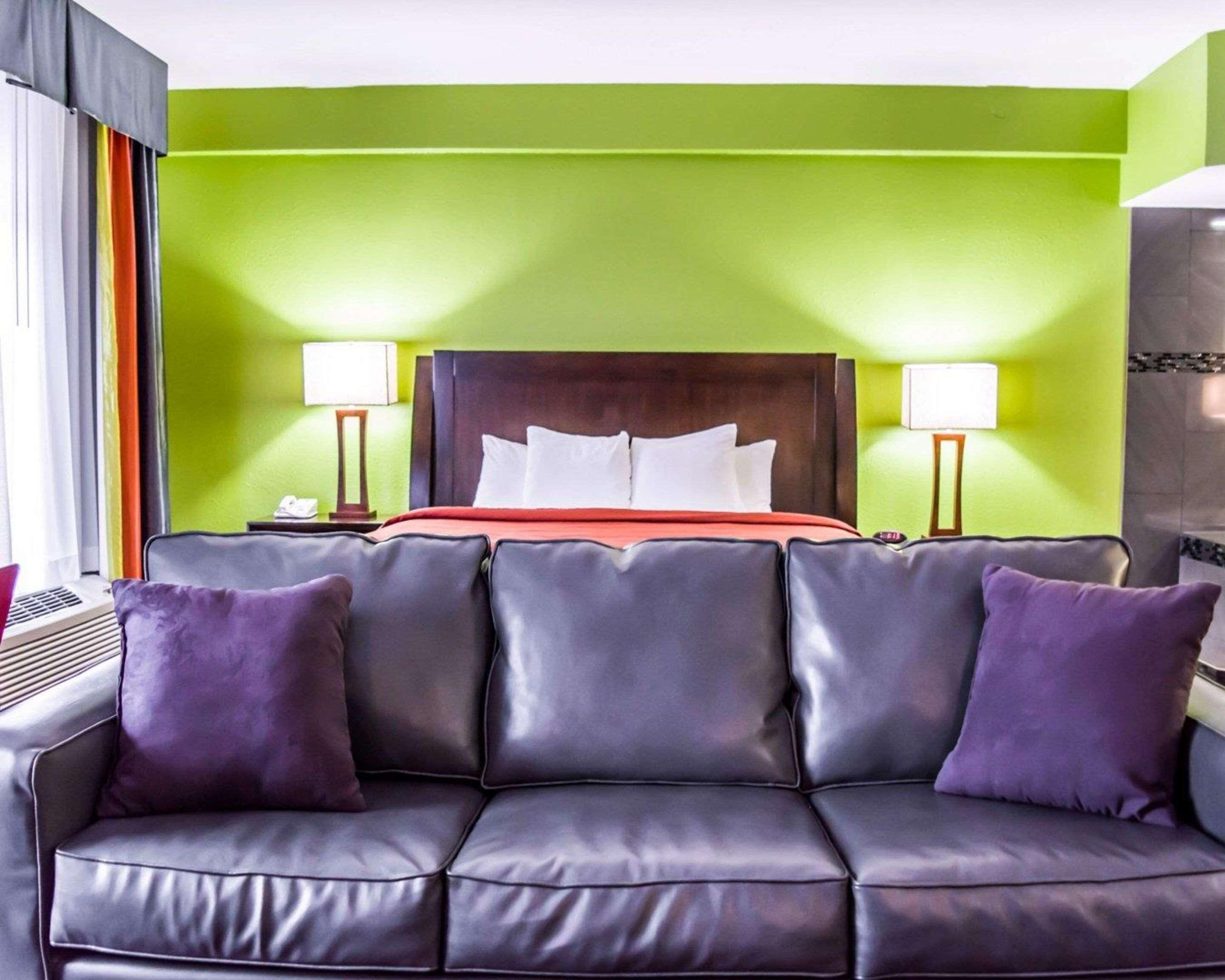 Escritorio, cortinas blackout y tabla de planchar con plancha 