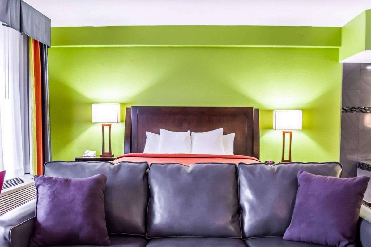 Escritorio, cortinas blackout y tabla de planchar con plancha