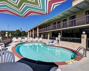 Una piscina al aire libre de temporada