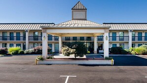 A hotel with a central pavilion, multiple balconies, and a parking lot. - Quality Inn Troutville - Roanoke North (Troutville)