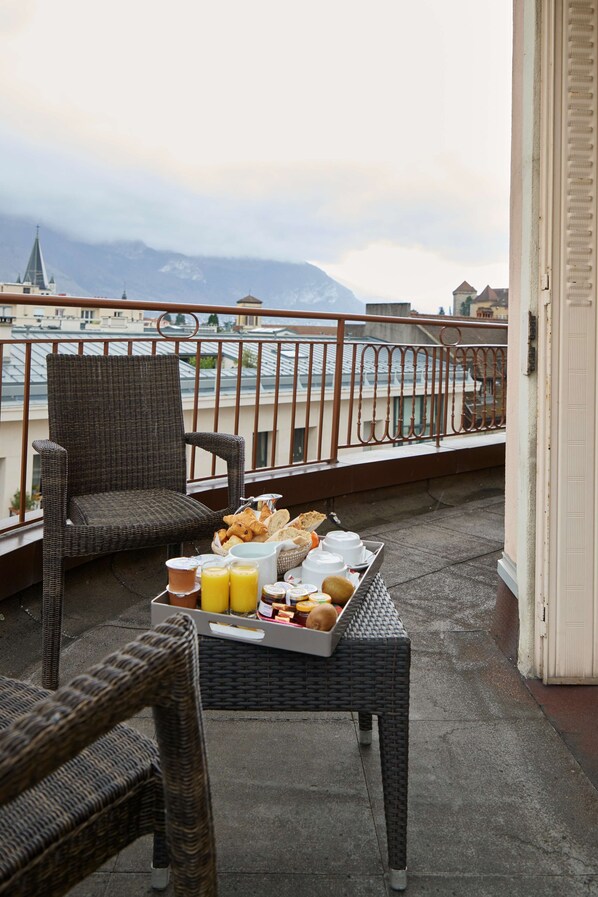 Minibar, coffres-forts dans les chambres, décoration personnalisée