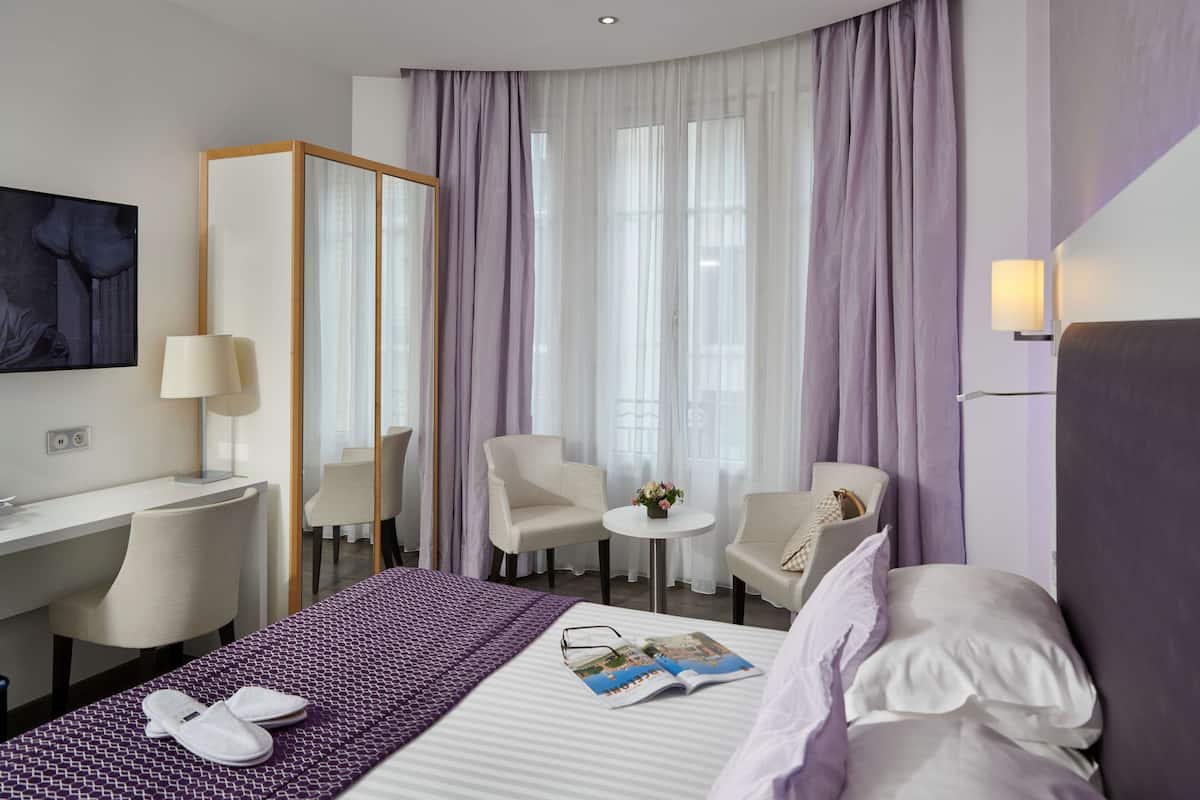 Exclusive Room, 1 Katil Ratu (Queen), Non Smoking | Bar mini, peti besi dalam bilik, dihias secara berasingan, meja