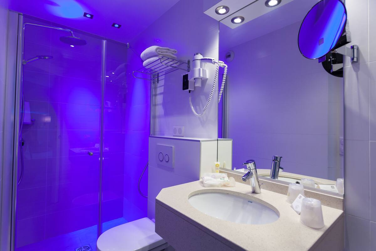 comfort room, 1 queen bed, non smoking | bathroom | combined shower/bathtub, eco-friendly toiletries, hair dryer, towels