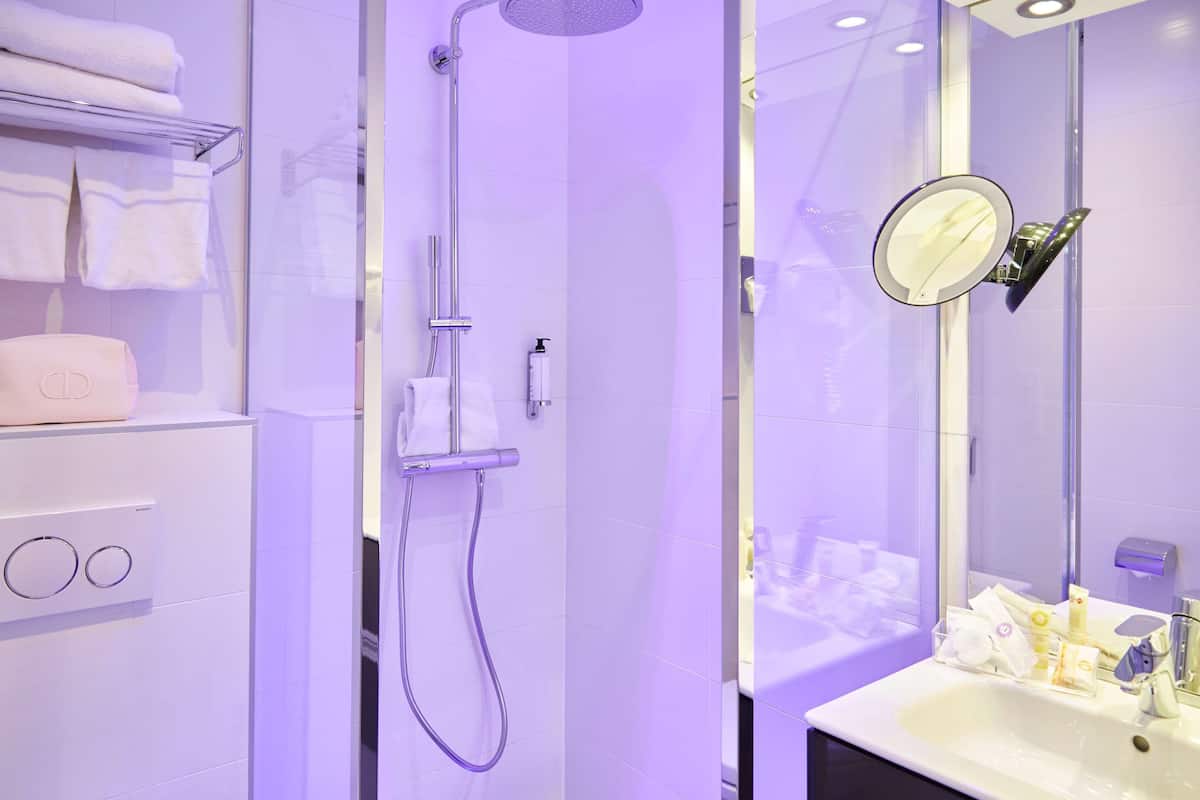 Combined shower/bathtub, eco-friendly toiletries, hair dryer, towels
