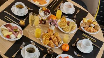 Petit déjeuner buffet (22 EUR par personne)