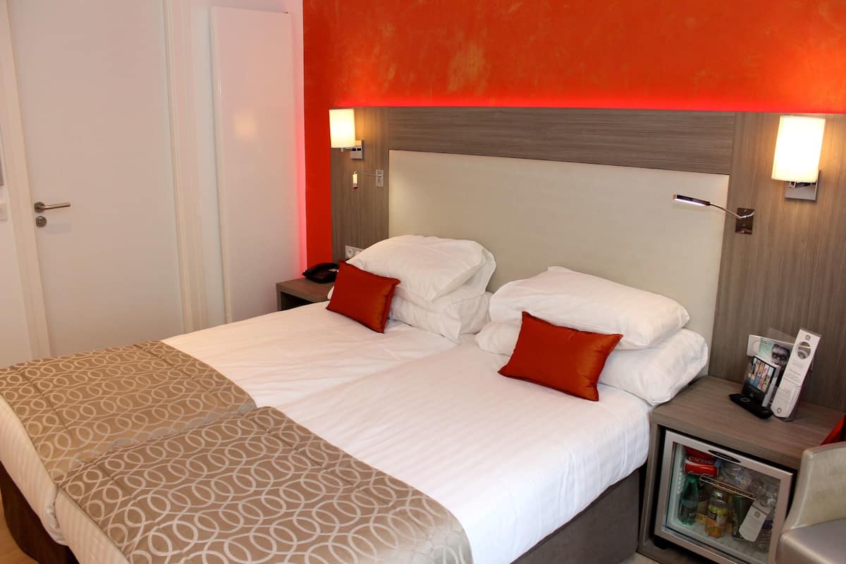 Comfort Room, 2 Katil Bujang (Single), Non Smoking | Bar mini, peti besi dalam bilik, dihias secara berasingan, meja