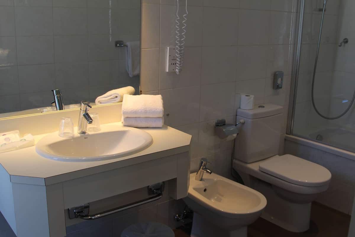 Executive Room, 2 Katil Bujang (Single), Non Smoking (Larger Room) | Bilik Mandi | Gabungan pancuran/tab mandi, kelengkapan dandanan diri mesra alam