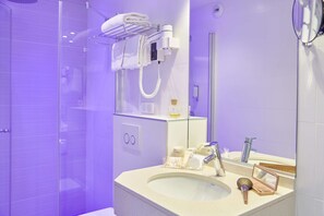 Comfort Room, 1 Queen Bed, Non Smoking, Balcony | Bathroom | Combined shower/tub, eco-friendly toiletries, hair dryer, towels - Best Western Plus Hotel Carlton (Annecy)
