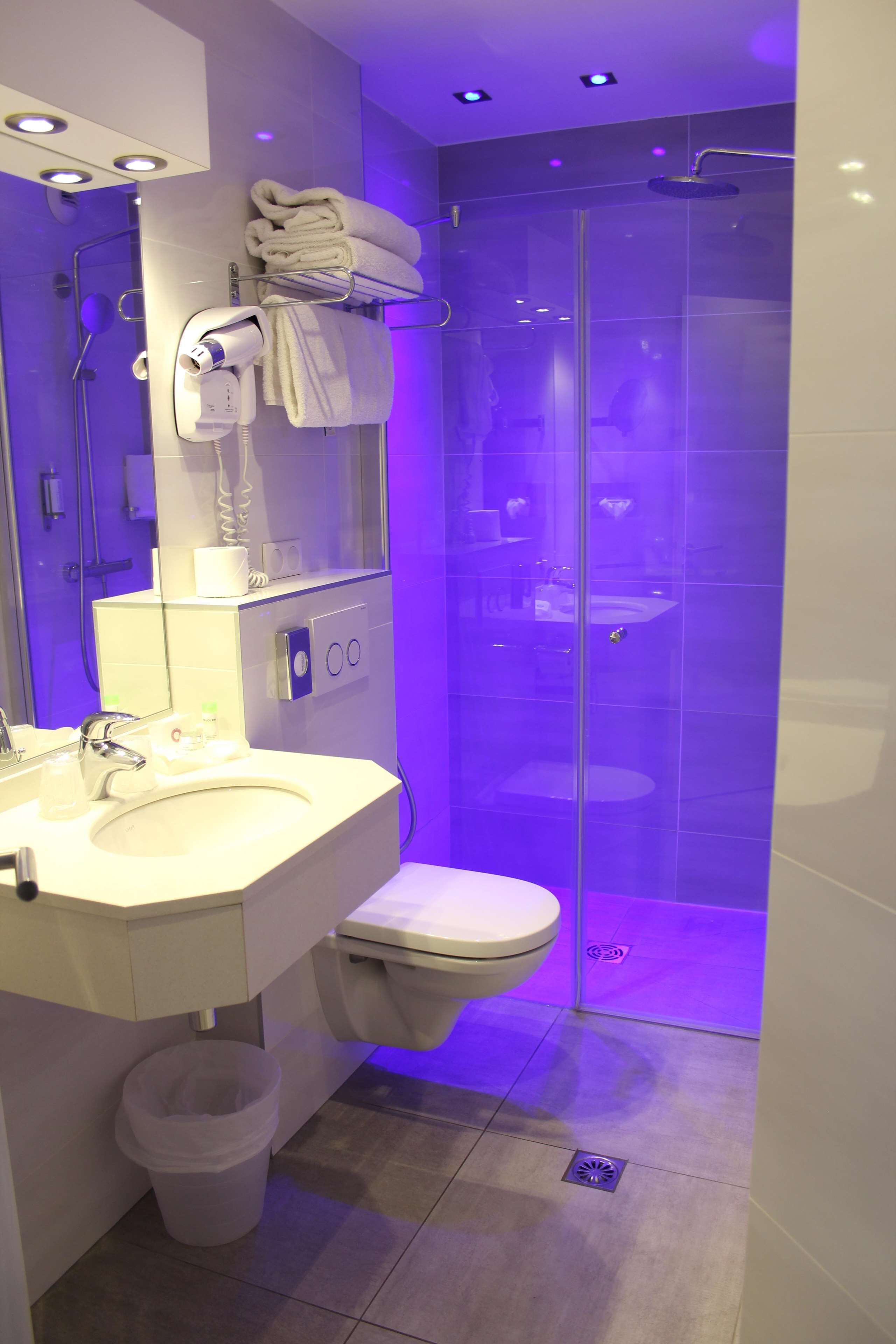 executive room, 1 queen bed, non smoking, balcony | bathroom | combined shower/bathtub, eco-friendly toiletries, hair dryer, towels