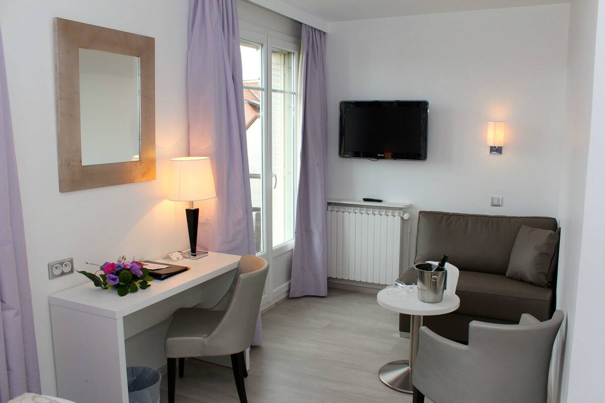 executive room, 1 queen bed, non smoking, balcony | room amenity