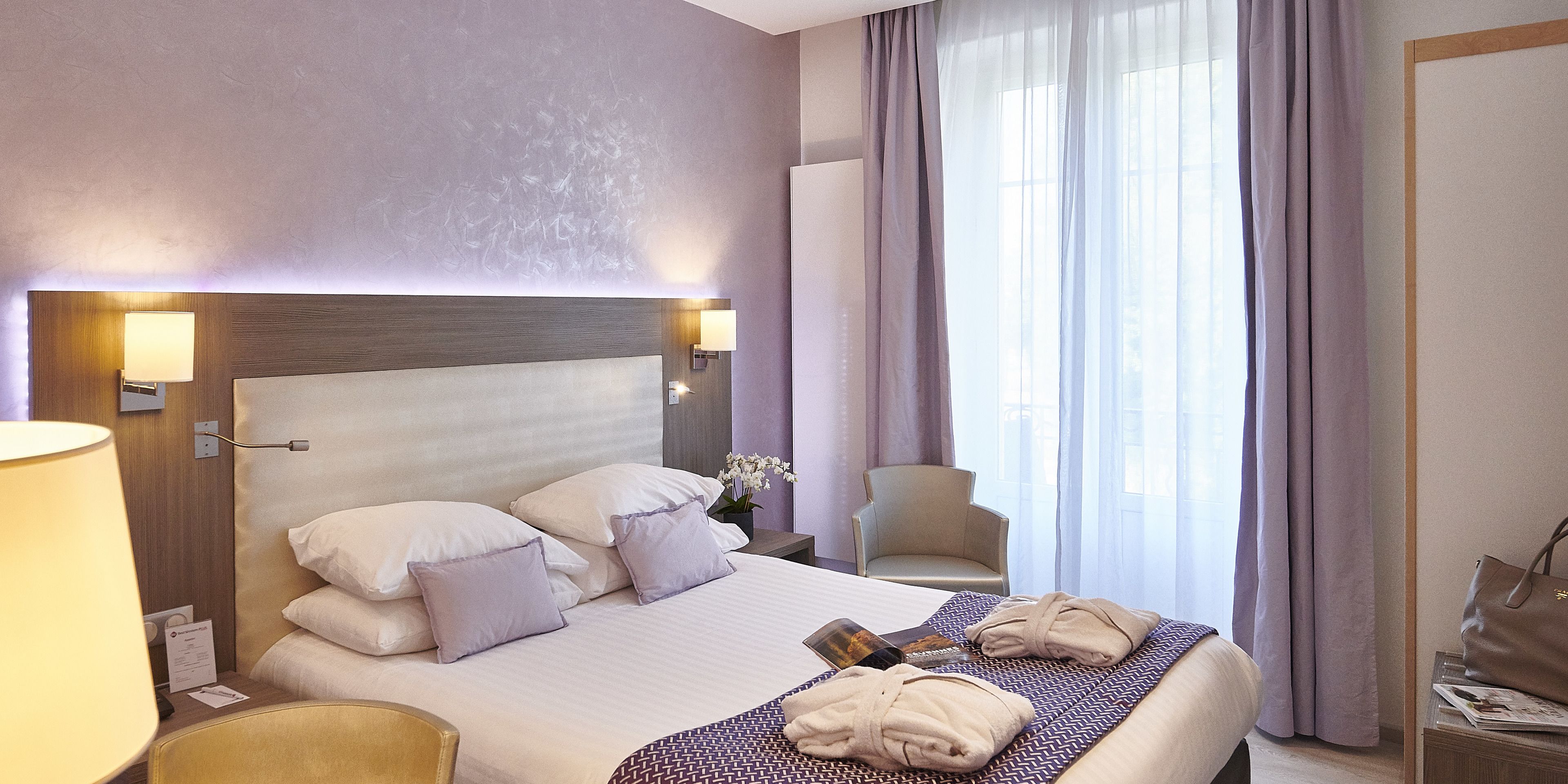 comfort room, 1 queen bed, non smoking | minibar, in-room safe, individually decorated, desk