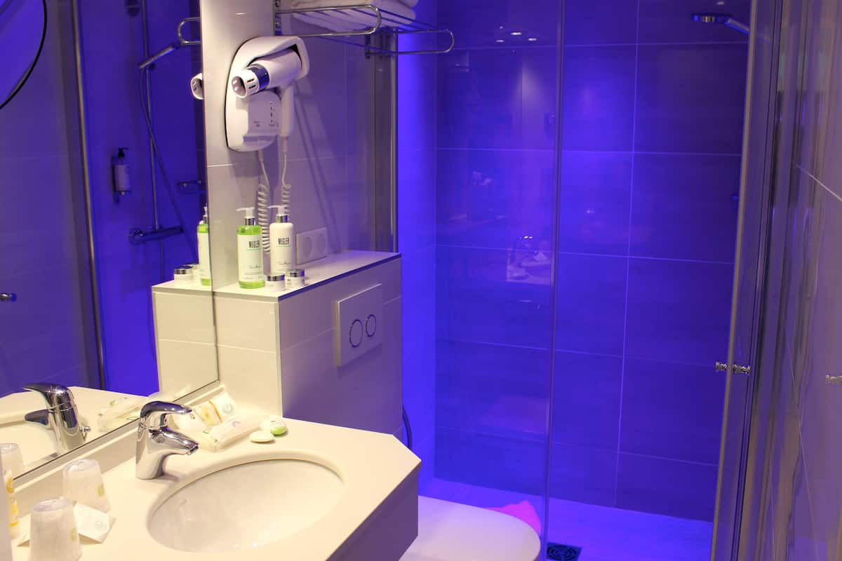 executive room, 1 queen bed, non smoking | bathroom | combined shower/bathtub, eco-friendly toiletries, hair dryer, towels