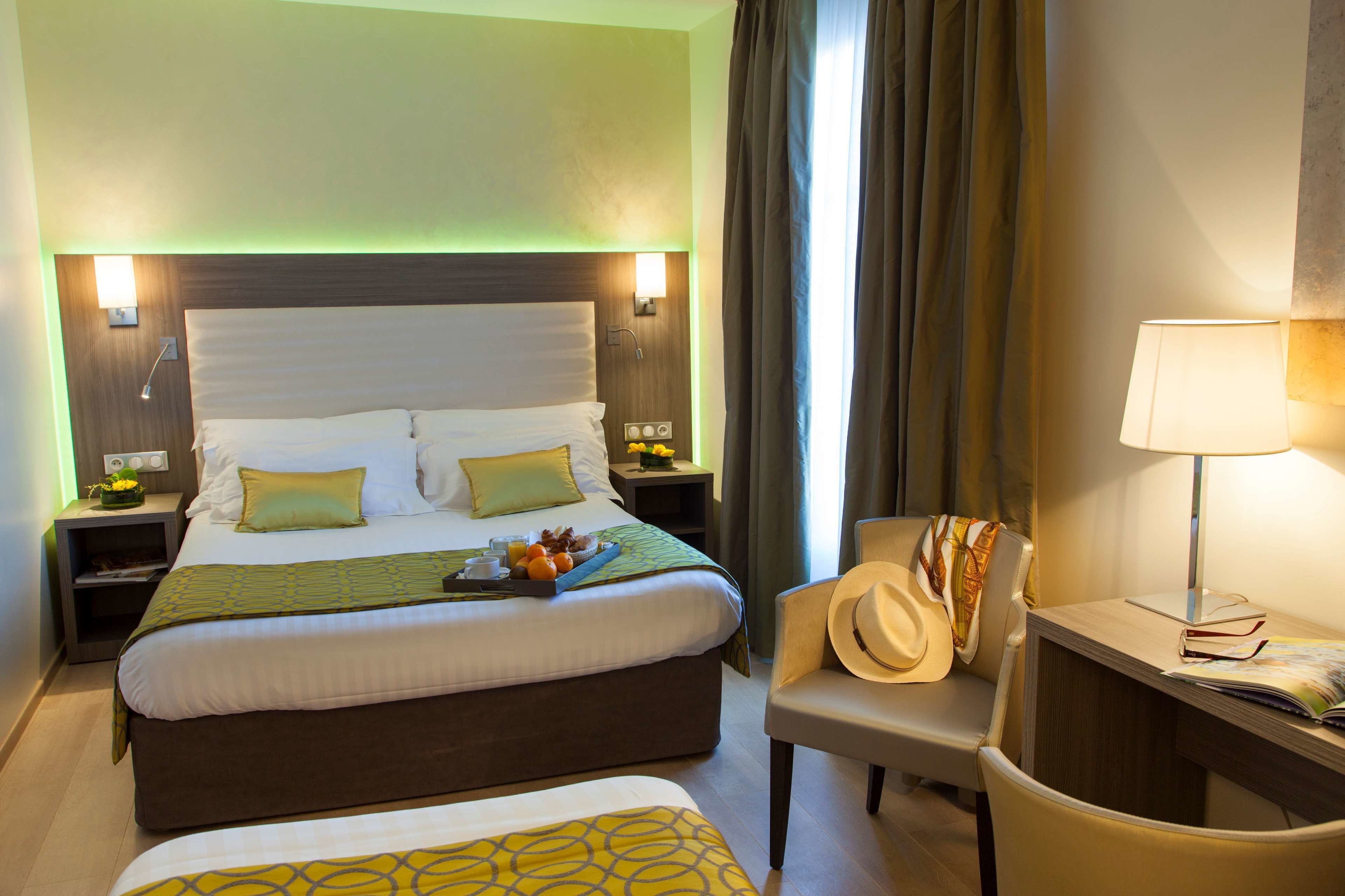 executive room, 1 queen bed, non smoking | minibar, in-room safe, individually decorated, desk